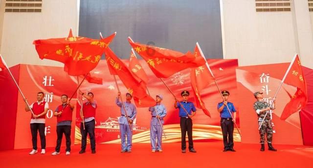 房县图书馆开展“新书赶大集”流动图书车送书下乡活动