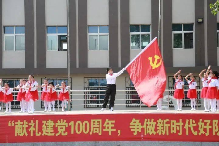 请问这个表情包动漫是谁吗，朋友告诉我不要提问？游戏画面