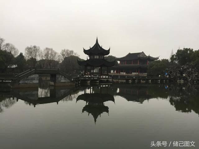 无限翻滚小球